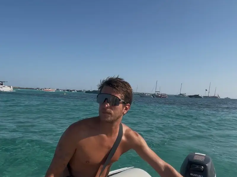 Paella fresca a bordo del catamarán en Ibiza